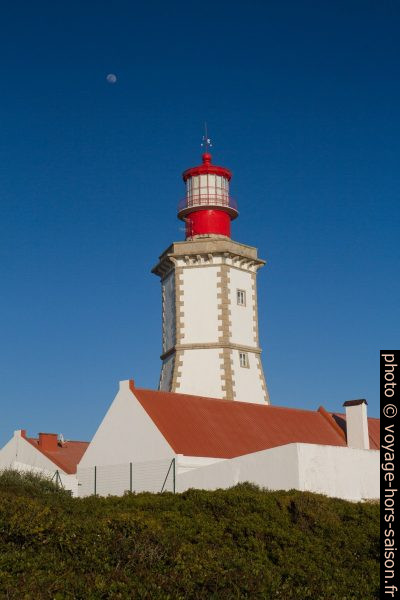 Phare du Cap Espichel et les maisons de gardiens. Photo © André M. Winter
