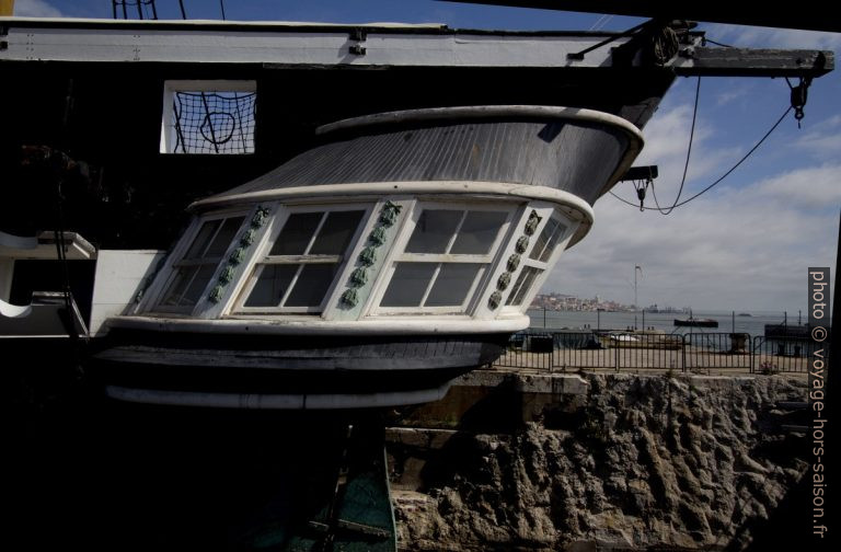 Château arrière avec fenêtres obliques de la frégate Dom Fernando II e Glória. Photo © André M. Winter