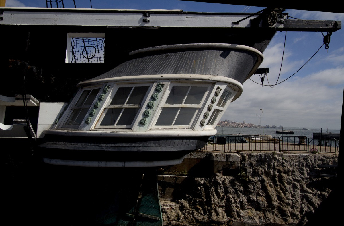 Château arrière avec fenêtres obliques de la frégate Dom Fernando II e Glória. Photo © André M. Winter