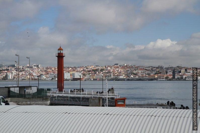 Phare de Cacilhas et Cais do Sodré au fond. Photo © Alex Medwedeff