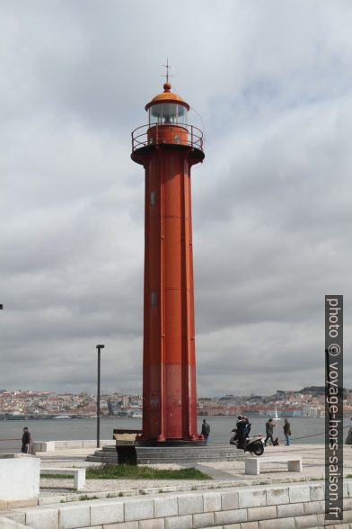 Phare de Cacilhas. Photo © Alex Medwedeff