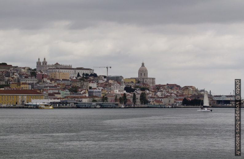 L'Alfama de Lisbonne vu du Tage. Photo © André M. Winter