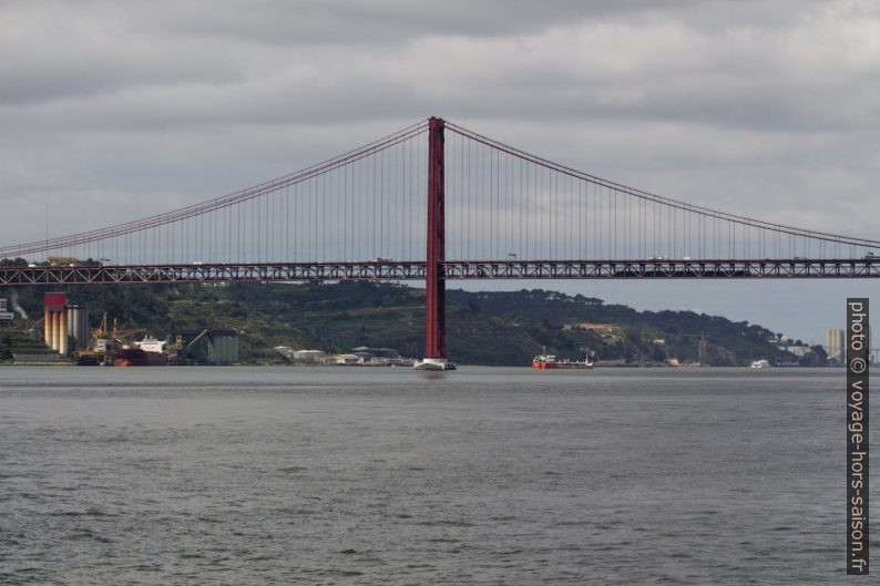 Pilier sud du Pont du 25 Avril. Photo © André M. Winter