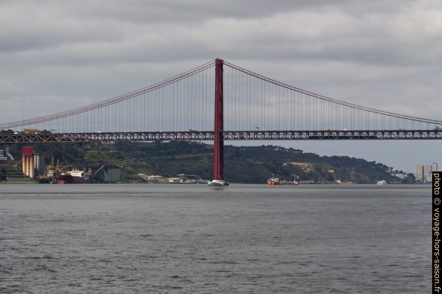 Pilier sud du Pont du 25 Avril. Photo © André M. Winter