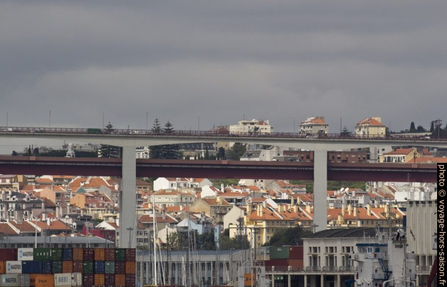 Partie nord du Pont 25 Avril dans le quartier de l'Alcântara. Photo © André M. Winter
