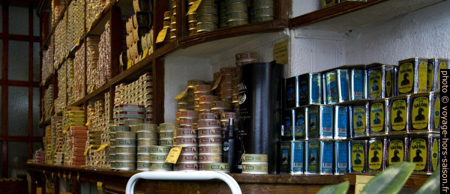 Boîtes de conserves de poissons dans le magasin de la Conserveira de Lisboa. Photo © André M. Winter