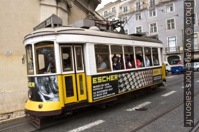 Tramway de la ligne 28 en forte descente. Photo © André M. Winter