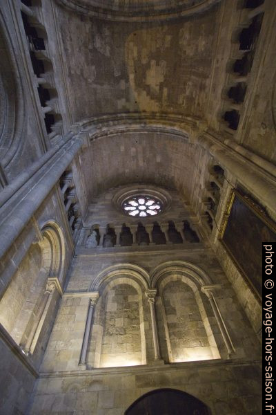 Voûte, galerie et baies aveugles du transept nord de la Cathédrale de Lisbonne. Photo © André M. Winter