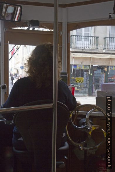 Une conductrice d'un tramway de Lisbonne. Photo © Alex Medwedeff