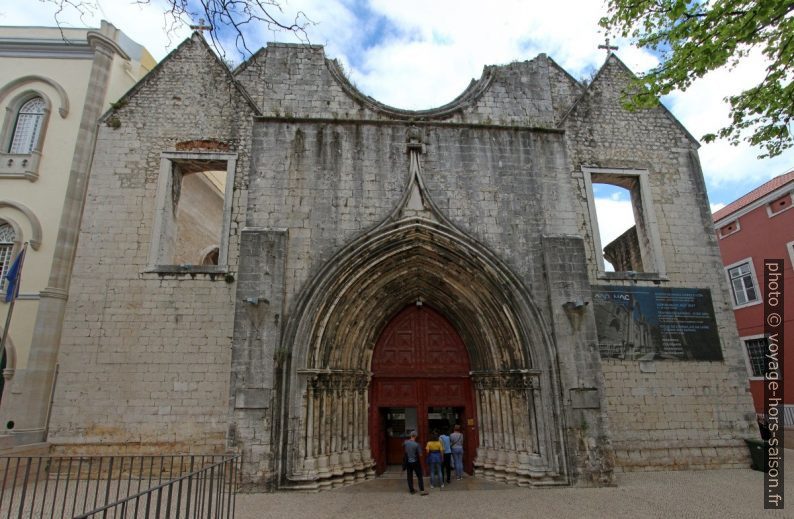 Façade principale de la ruine du Convento do Carmo. Photo © André M. Winter