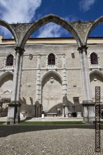 Colonnes redressées de la nef du Couvent des Carmes de Lisbonne. Photo © André M. Winter