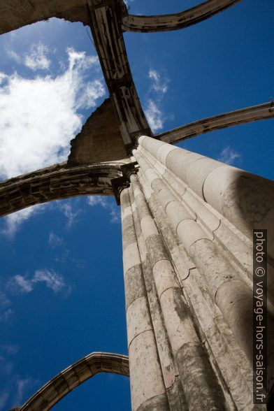 Colonne et ossature des voûtes du Couvent des Carmes. Photo © Alex Medwedeff