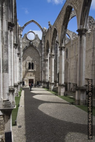 Dans la ruine du couvent des Carmes de Lisbonne. Photo © André M. Winter