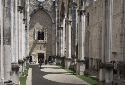 Dans la ruine du couvent des Carmes de Lisbonne. Photo © André M. Winter