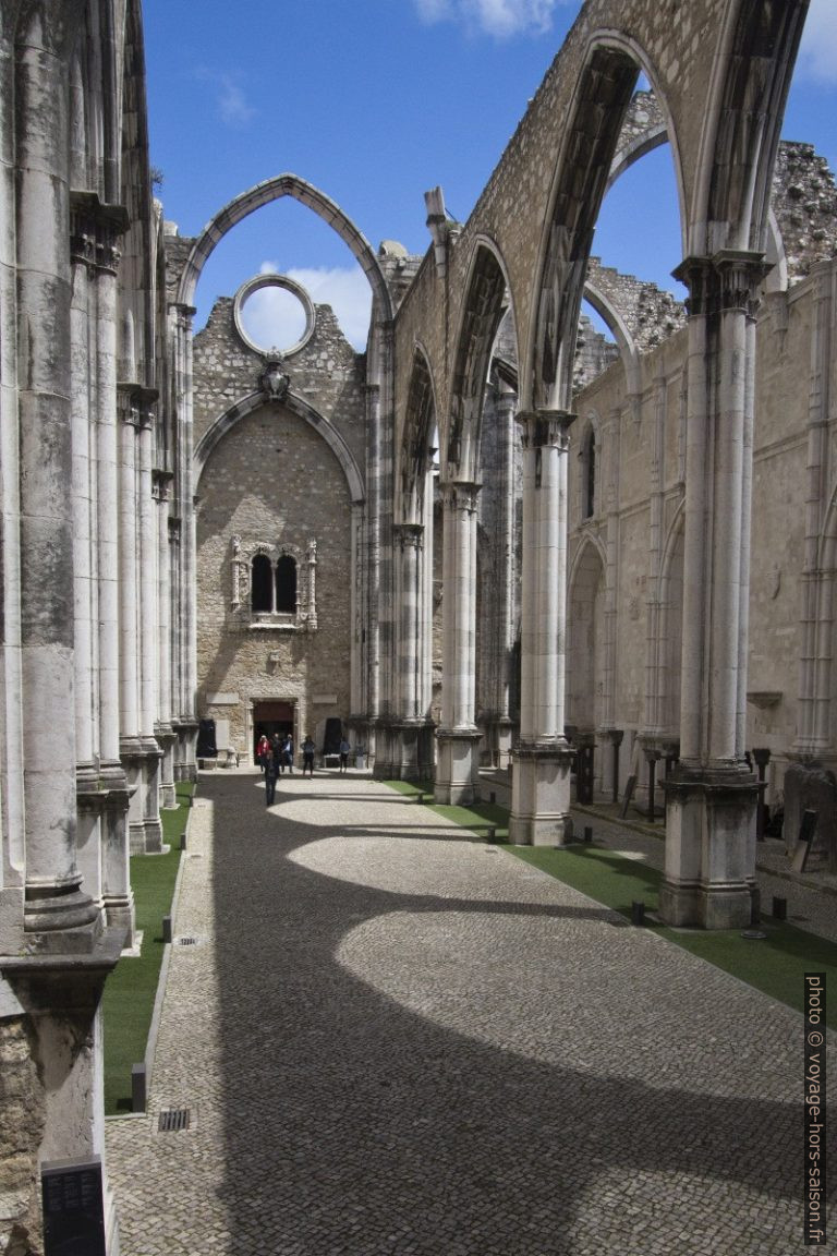 Dans la ruine du couvent des Carmes de Lisbonne. Photo © André M. Winter