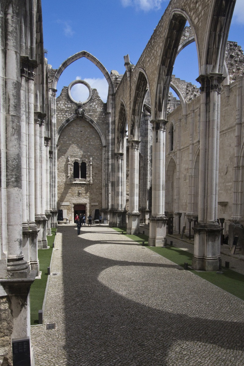 Dans la ruine du couvent des Carmes de Lisbonne. Photo © André M. Winter