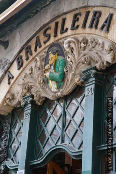 Enseigne du Café a Brasileira. Photo © Alex Medwedeff