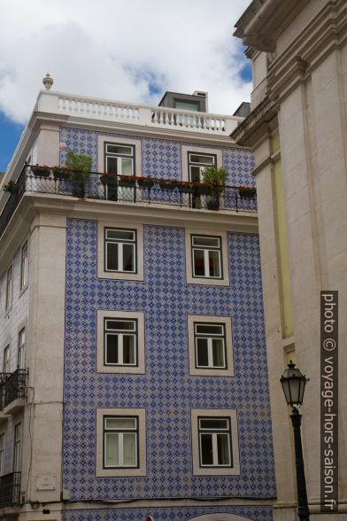 Maison avec façade de faïences bleues. Photo © Alex Medwedeff