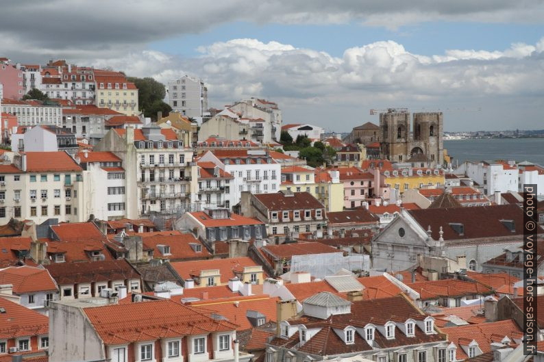 Toits de Lisbonne et la cathédrale. Photo © Alex Medwedeff