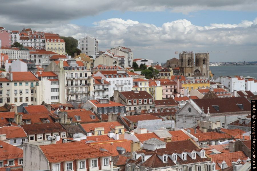 Toits de Lisbonne et la cathédrale. Photo © Alex Medwedeff