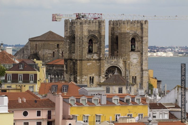 Tours crénelées de la cathédrale de Lisbonne. Photo © André M. Winter