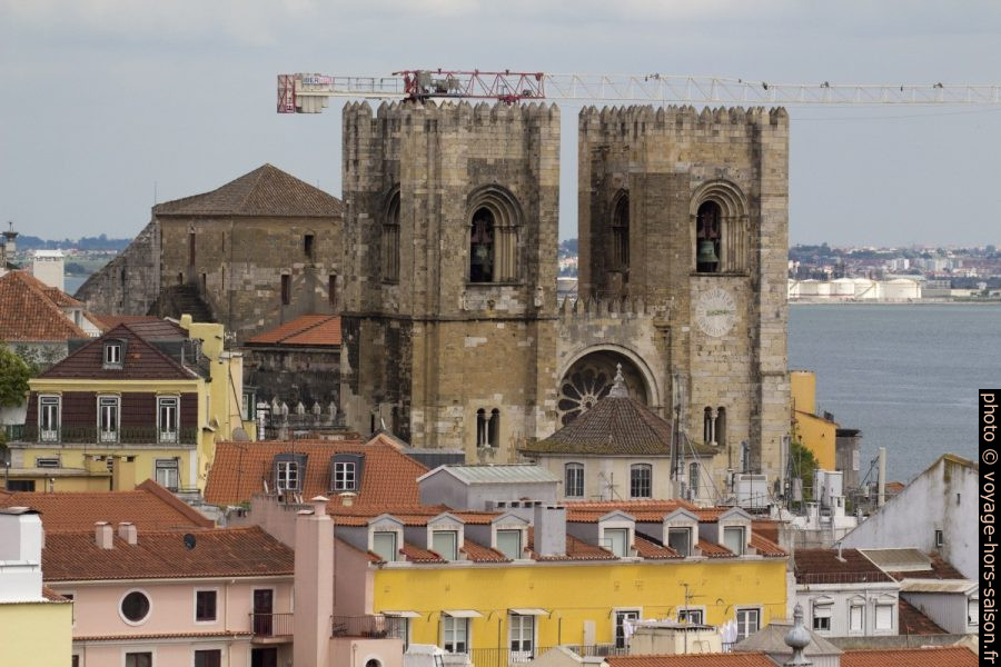 Tours crénelées de la cathédrale de Lisbonne. Photo © André M. Winter