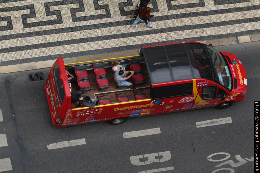 Bus touristique décapotable dans Lisbonne. Photo © André M. Winter