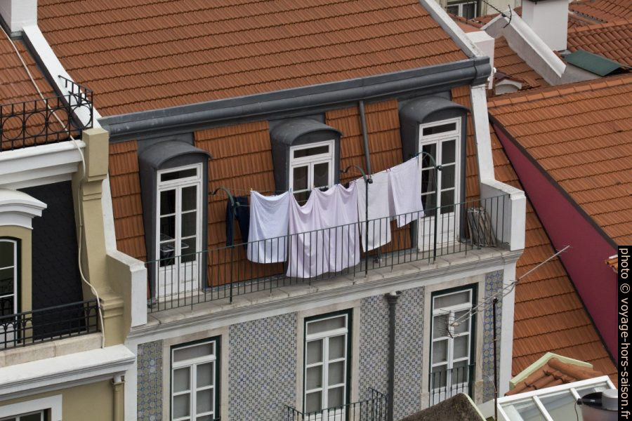 Mansarde avec linge étendu. Photo © André M. Winter