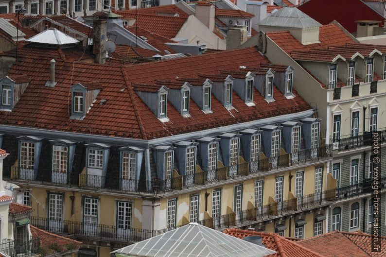 Lucarnes, mansarde et balcons d'une maison de ville. Photo © André M. Winter