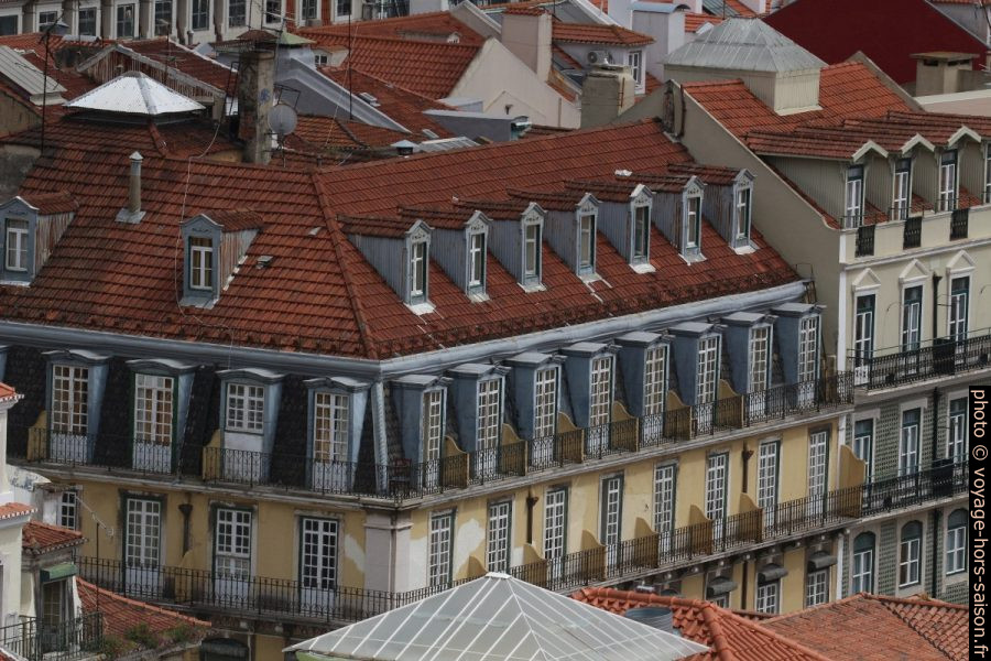 Lucarnes, mansarde et balcons d'une maison de ville. Photo © André M. Winter
