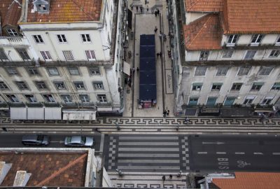 Passage piéton de la Rua Áurea devant l'Elevador Santa Justa. Photo © André M. Winter