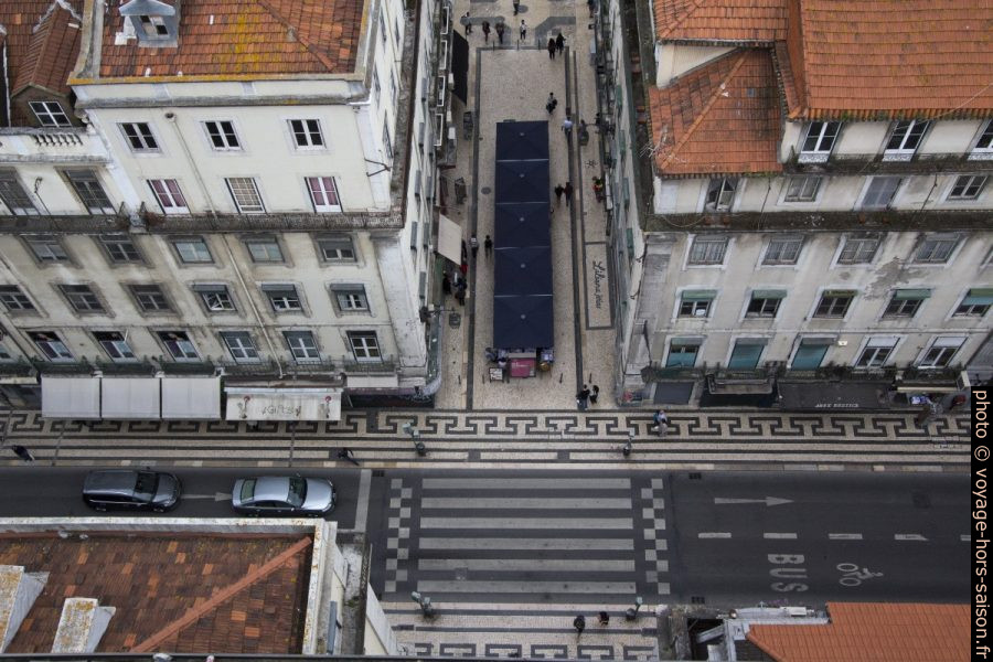 Passage piéton de la Rua Áurea devant l'Elevador Santa Justa. Photo © André M. Winter