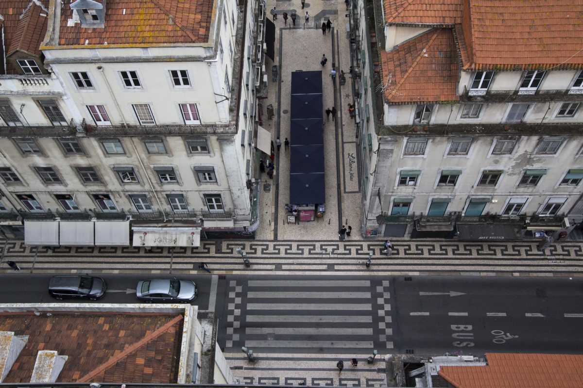 Passage piéton de la Rua Áurea devant l'Elevador Santa Justa. Photo © André M. Winter