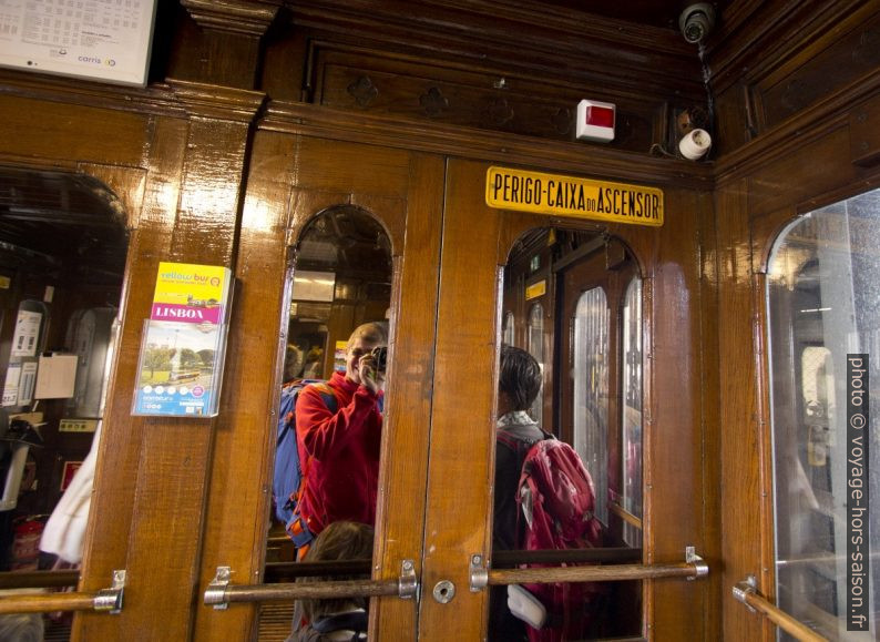 Dans la cabine de l'Elevador Santa Justa. Photo © André M. Winter