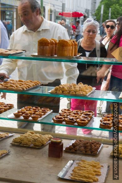 Vitrine de la Confeitaria Nacional avec pâtisseries portugaises. Photo © Alex Medwedeff