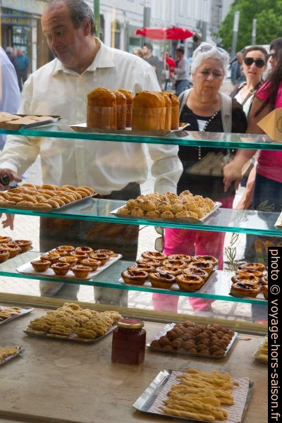 Vitrine de la Confeitaria Nacional avec pâtisseries portugaises. Photo © Alex Medwedeff
