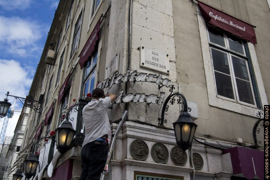Travaux à l'enseigne lumineuse de la Confeitaria Nacional. Photo © André M. Winter