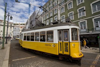 Rame 574 fraîchement rénovée du tramway de Lisbonne. Photo © André M. Winter