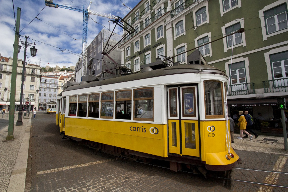 Rame 574 fraîchement rénovée du tramway de Lisbonne. Photo © André M. Winter