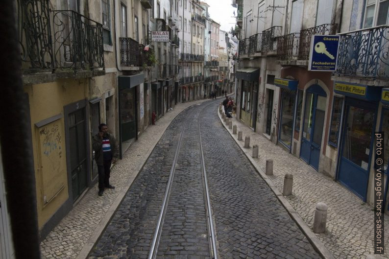 Rue Cavaleiros pavée et avec rails du tramway. Photo © André M. Winter