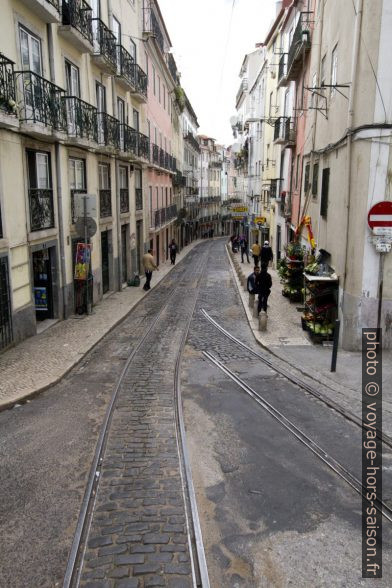 Rails utilisés et abandonnés du tram de Lisbonne. Photo © André M. Winter