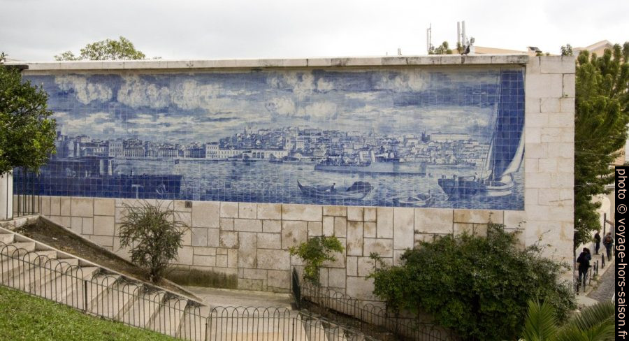 Azulejo de Lisbonne vu de la rive sud du Tage. Photo © André M. Winter