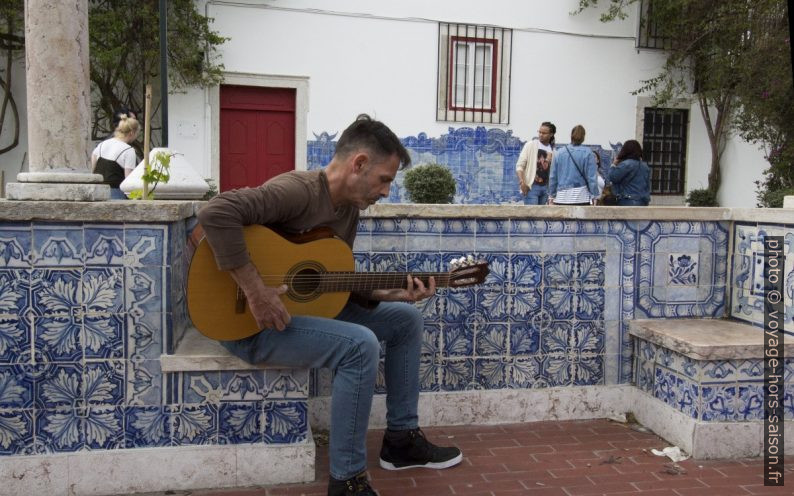 Guitariste jouant du fado au miradouro de Santa Luzia. Photo © André M. Winter