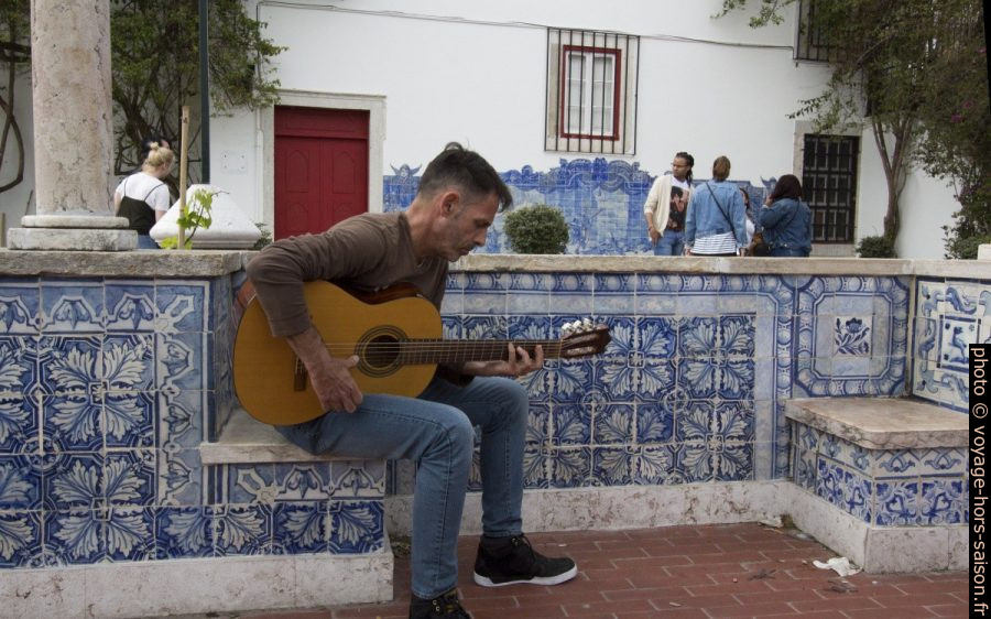 Guitariste jouant du fado au miradouro de Santa Luzia. Photo © André M. Winter