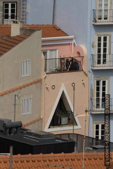 Maison avec ouverture triangulaire dans sa façade. Photo © André M. Winter