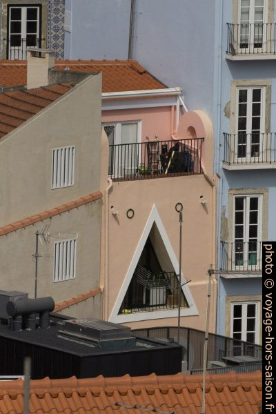 Maison avec ouverture triangulaire dans sa façade. Photo © André M. Winter
