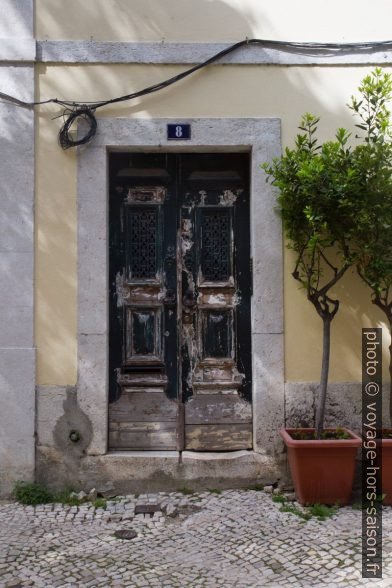 Une porte du Largo dos Lóios. Photo © Alex Medwedeff