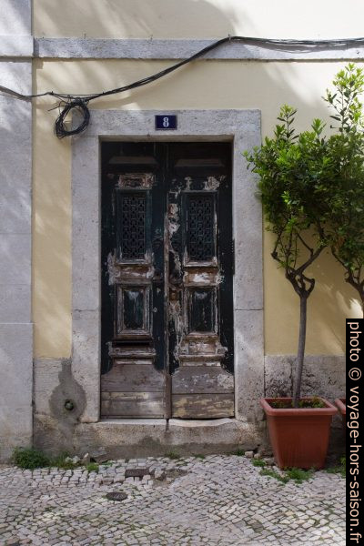 Une porte du Largo dos Lóios. Photo © Alex Medwedeff