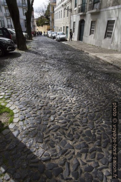 Pavé irrégulier du Largo dos Lóios. Photo © André M. Winter