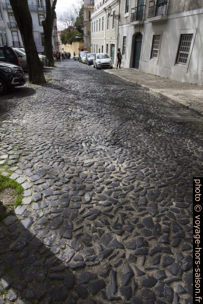 Pavé irrégulier du Largo dos Lóios. Photo © André M. Winter
